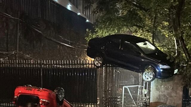 Auto varado sobre reja en alcaldía Álvaro Obregón por inundaciones