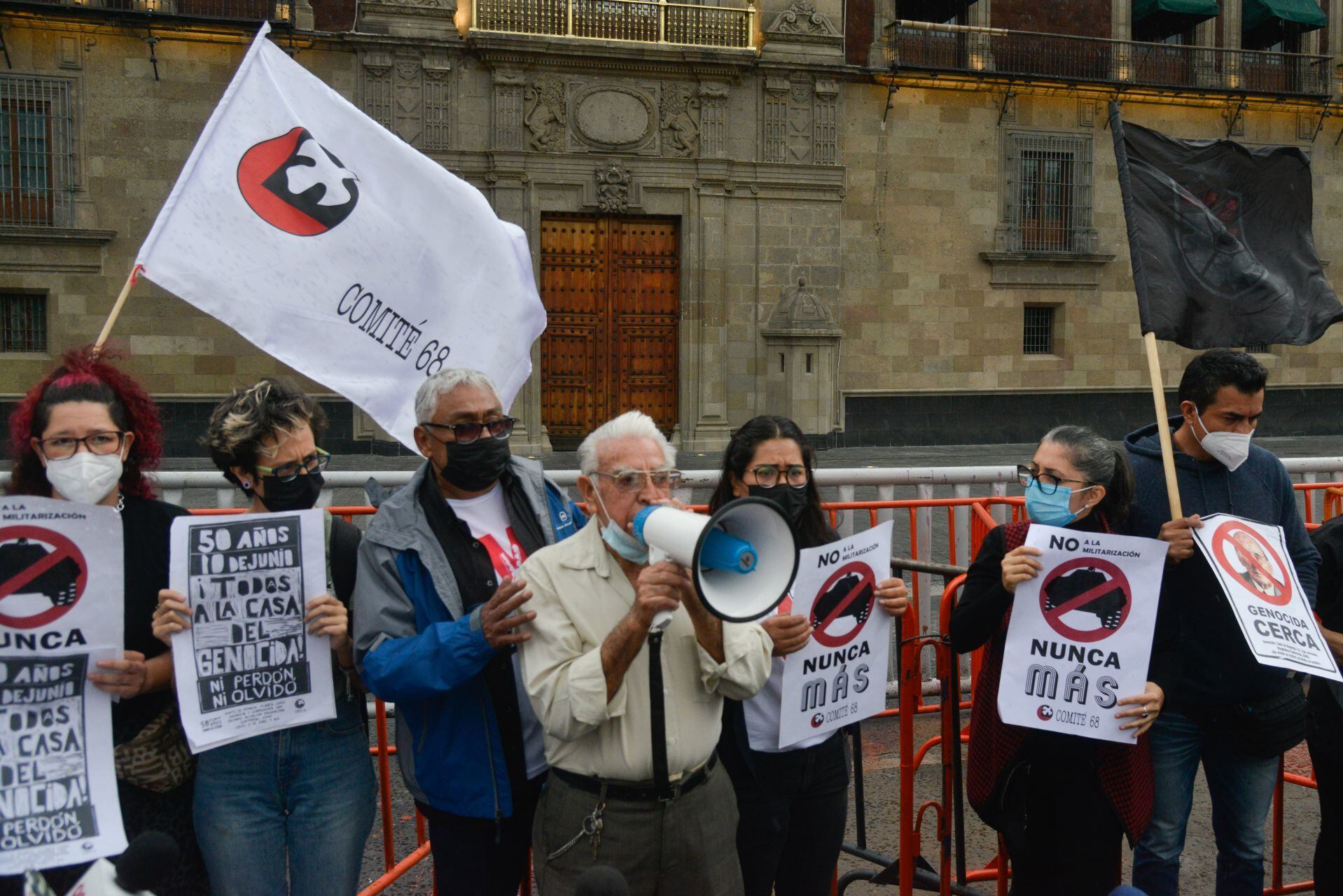 Integrantes del Comité 68 manifestando su postura en contra del expresidente Luis Echeverria Álvarez