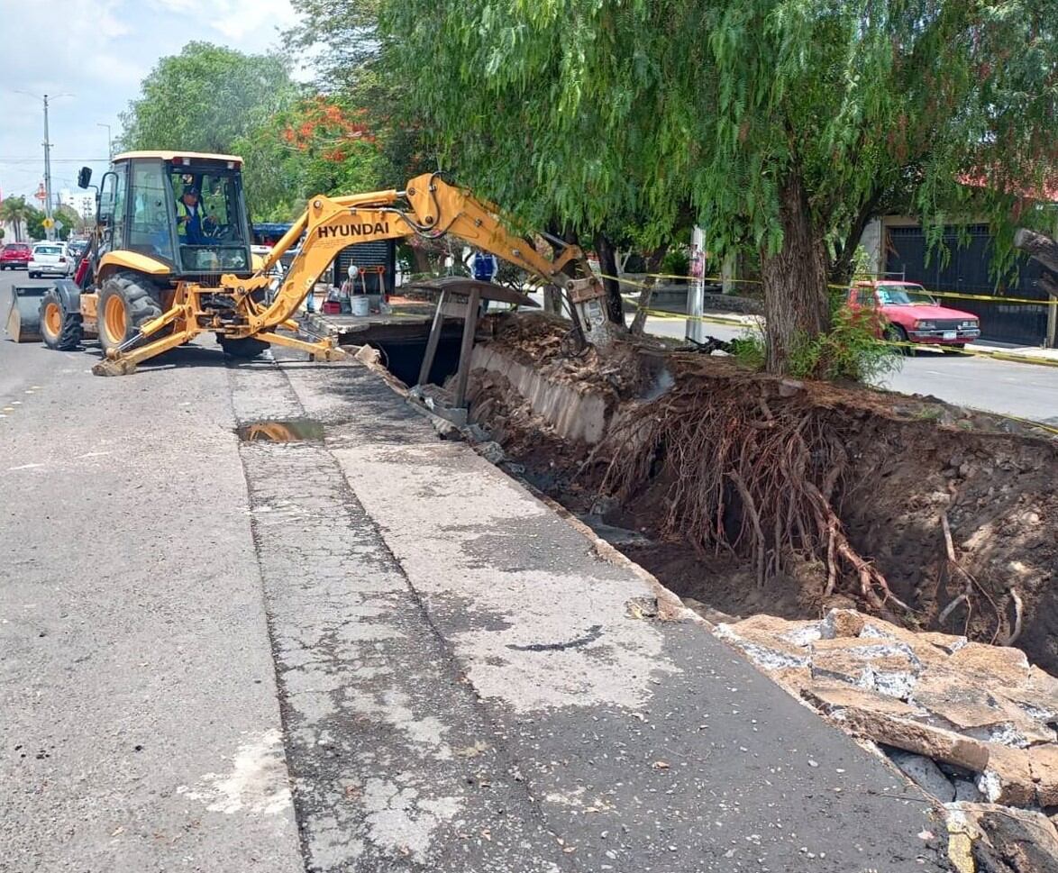 Socavón gigante se traga parada de autobús en Celaya
