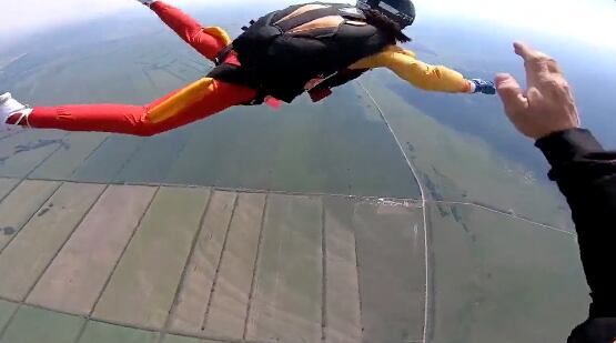 Mujer salta de una avioneta sin poder abrir su paracaídas