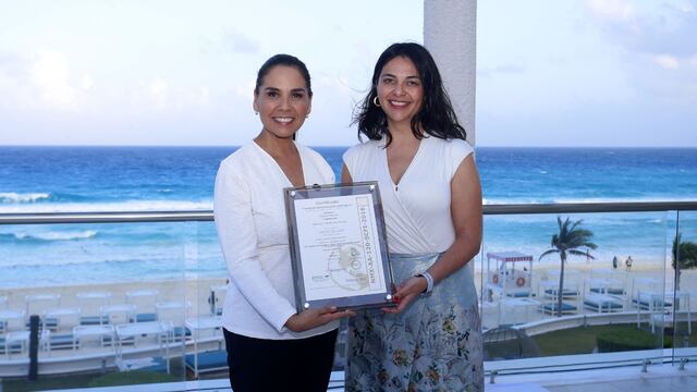 Mara Lezama Espinosa recibió la renovación de la certificación “Playa Limpia y Sustentable” para Playa Cancún.
