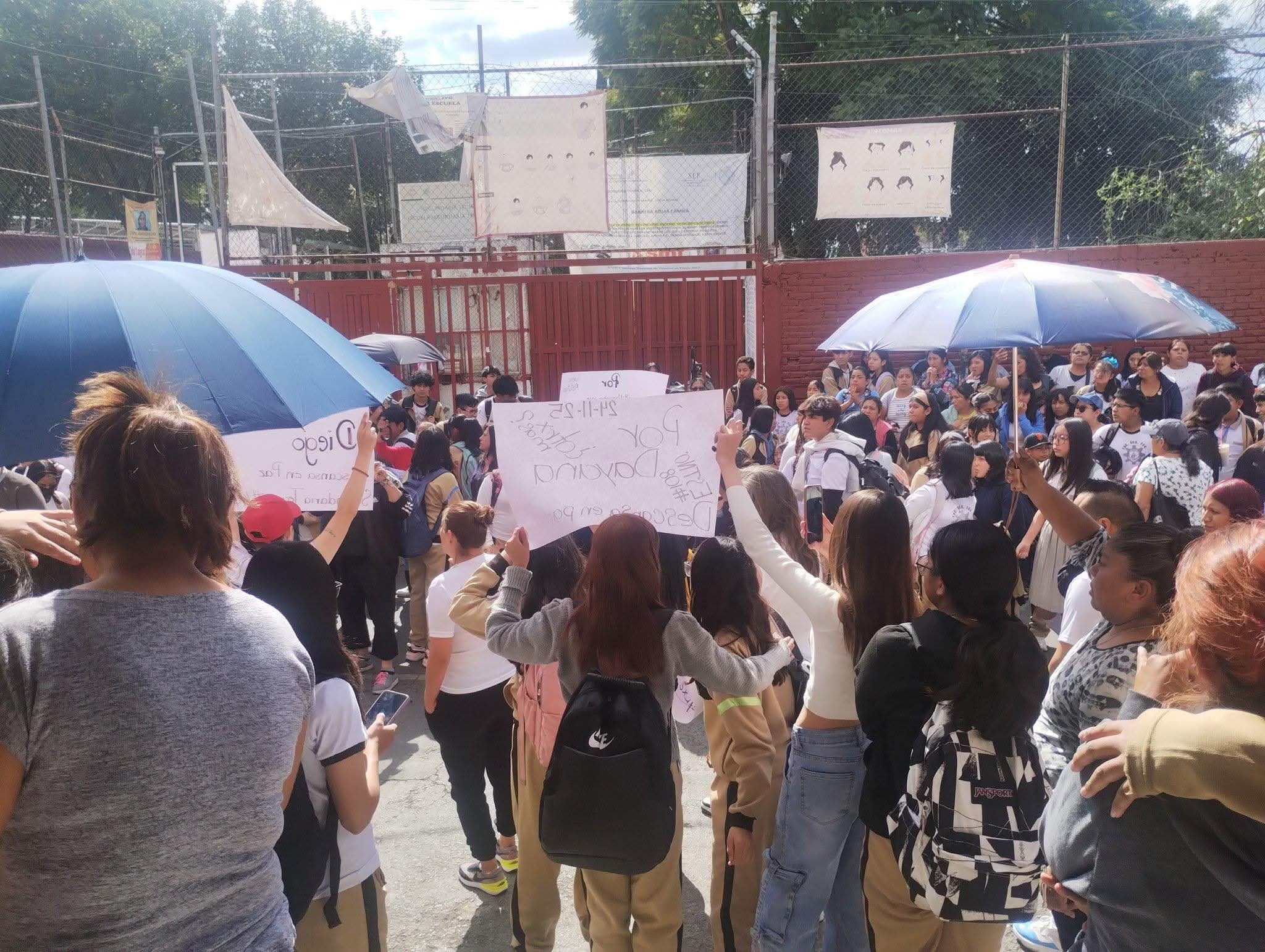 Madres de alumnos de la Secundaria Técnica 108 protestan tras casos de suicidio