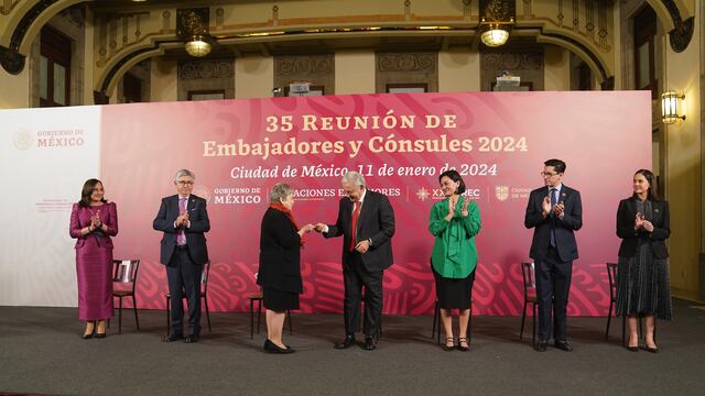 AMLO sostiene la 35 reunión de embajadores y cónsules 2024 en Palacio Nacional