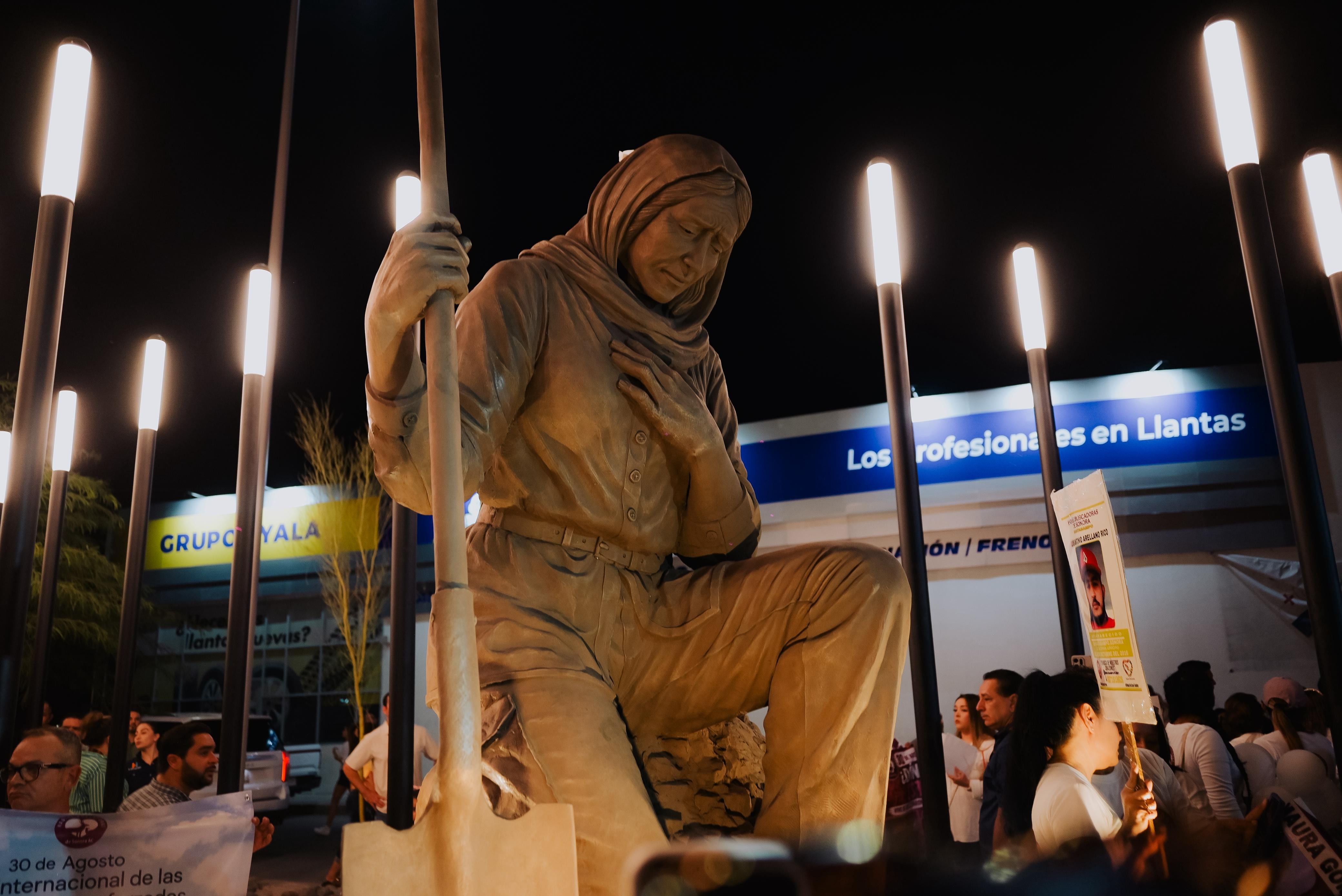 Toño Astiazarán entrega Plaza de las Buscadoras en Hermosillo