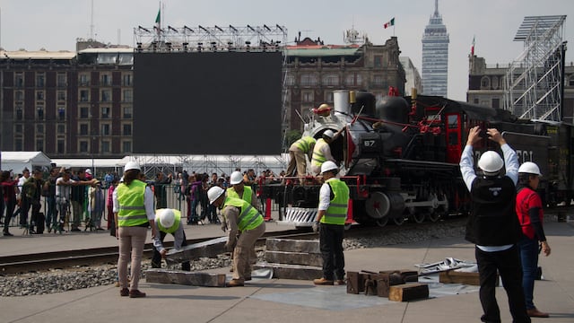 Preparativos para desfile por Revolución Mexicana.
