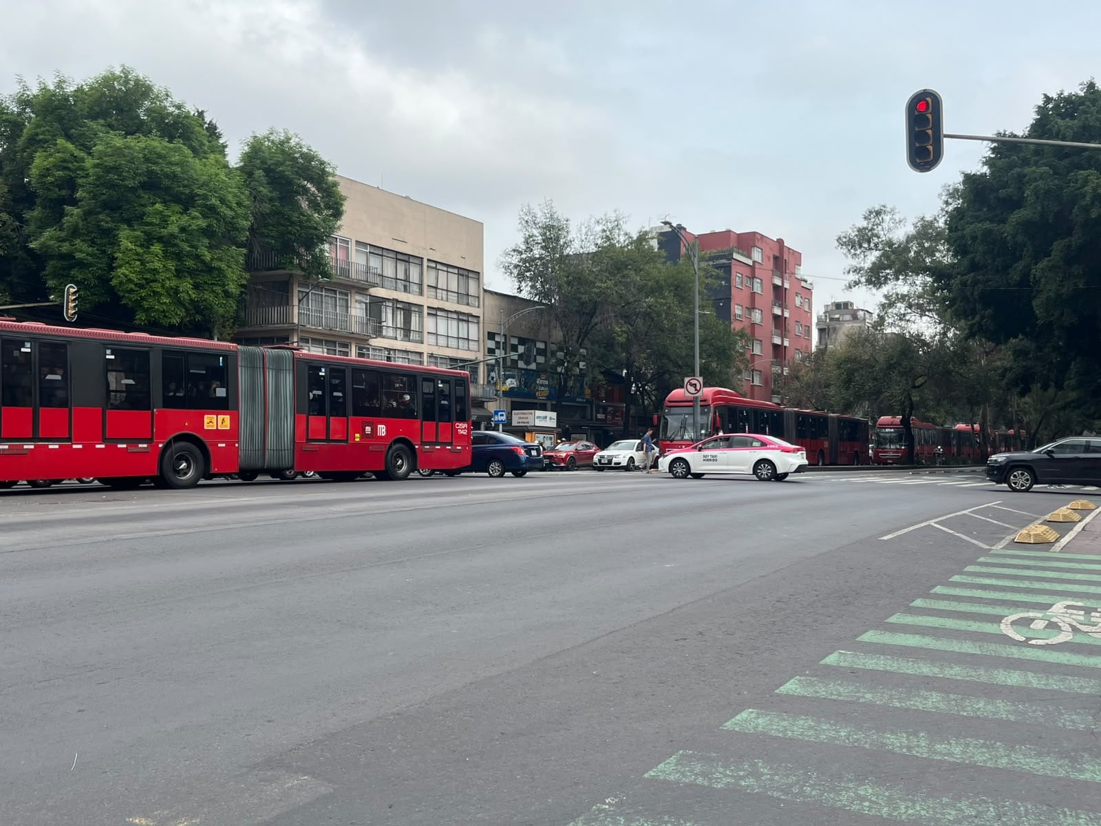 Congestionamiento en la Línea 1 del Metrobus en Paseo de la Reforma Sur, CDMX