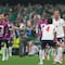 Jordan Henderson sale en camilla tras lesionarse durante festejos de Inglaterra
