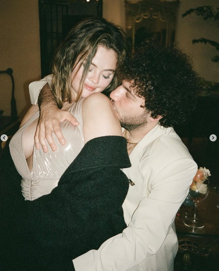 Benny Blanco y la atrevida caricia a Selena Gómez