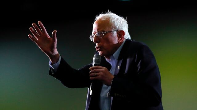 Muestran bandera nazi durante acto de campaña de Sanders.