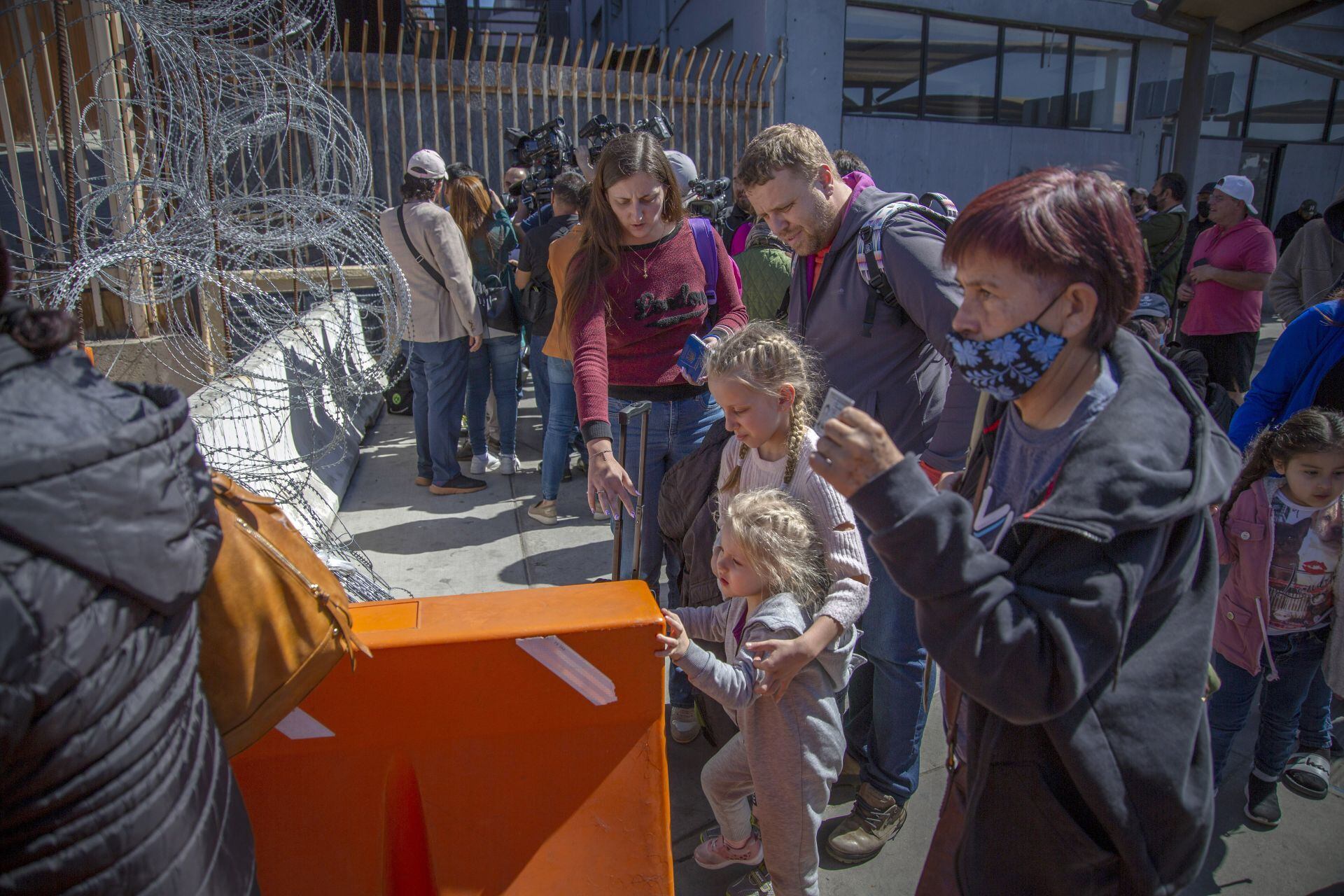 Ucranianos en frontera de Tijuana