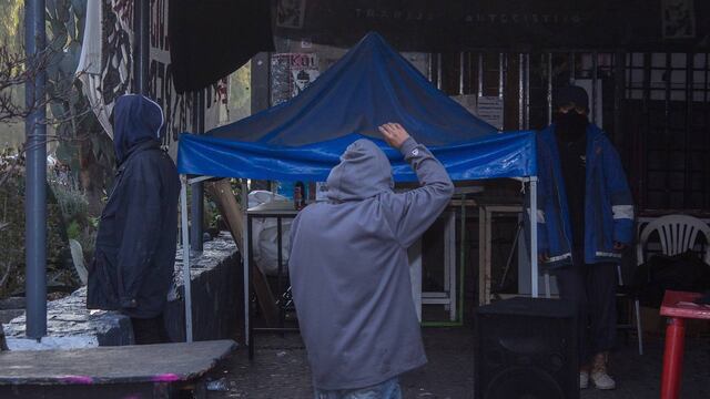 Encapuchados en el auditorio Che Guevara.