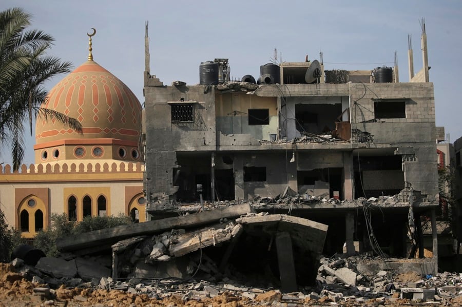 Vista de una casa destruida tras un ataque aéreo israelí en el campo de refugiados de Al Nusairat.