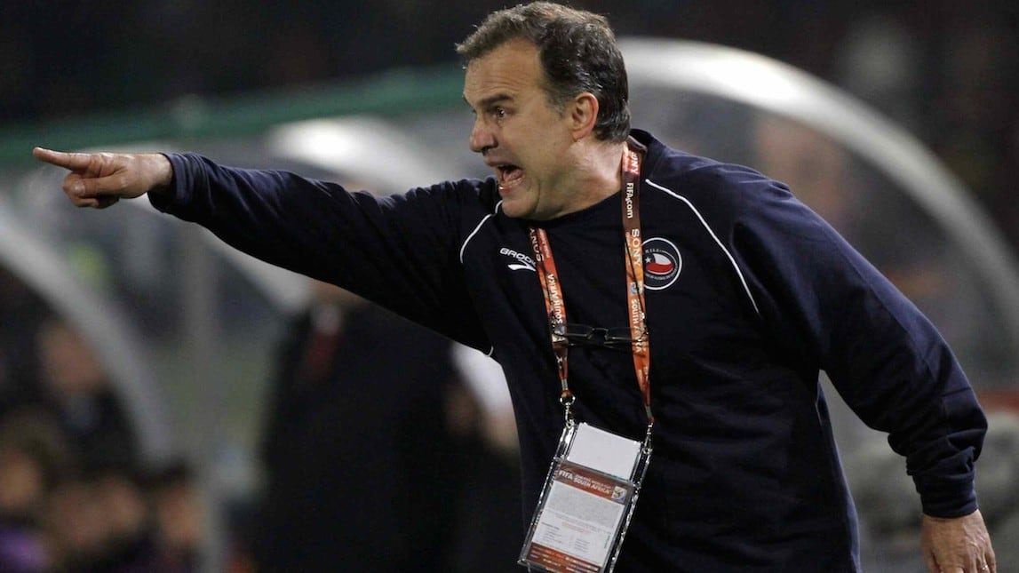 Bielsa en el banco de Chile.