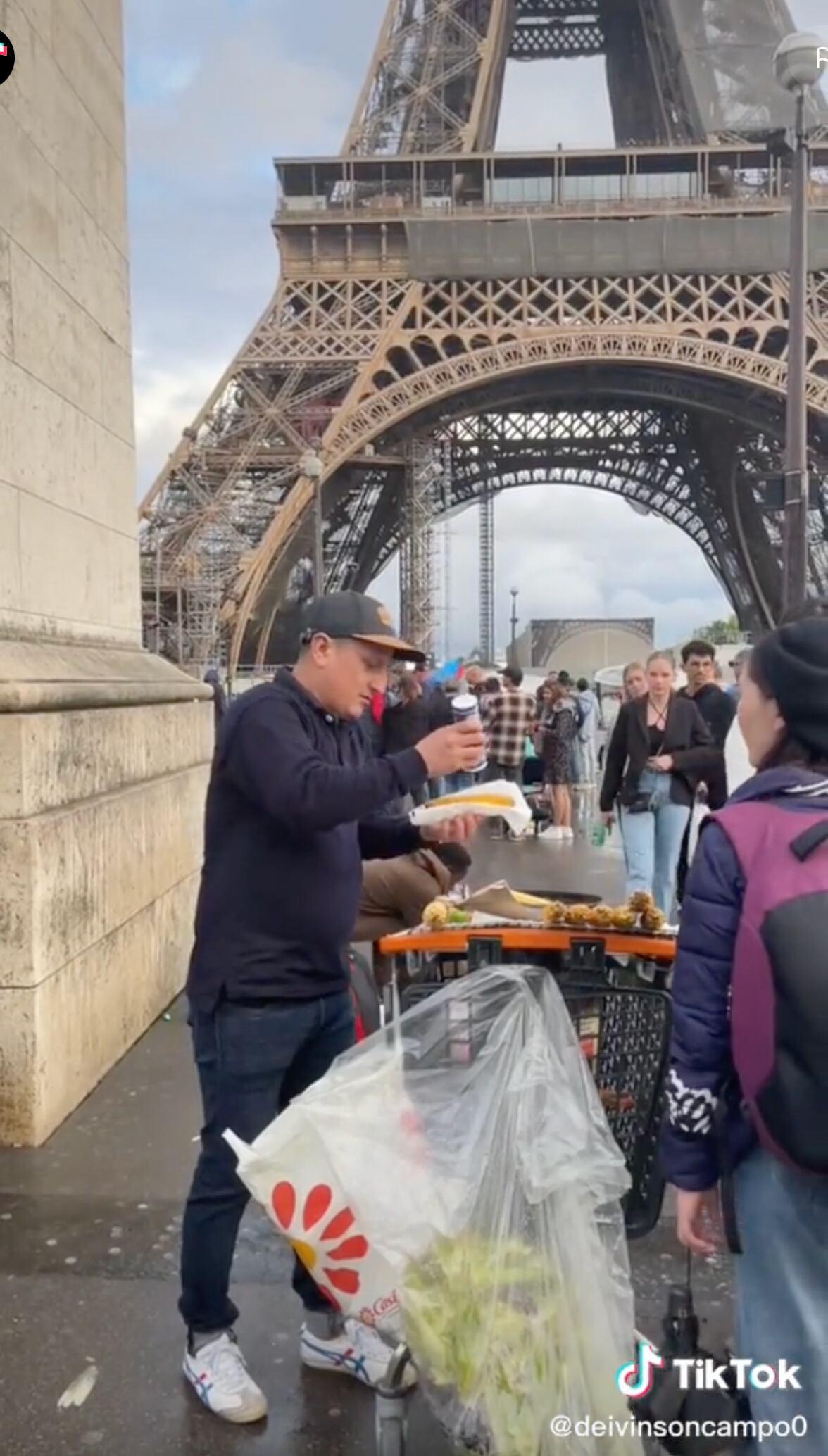 VIDEO: Colombiano triunfa vendiendo elotes frente a la Torre Eiffel y se hace viral en TikTok