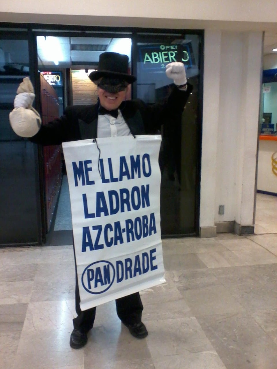 Ex trabajador de Mexicana de Aviación protesta en el AICM/Pamela Grande