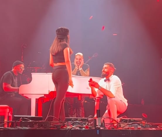 Maluma reacciona a pedida de matrimonio en su concierto.