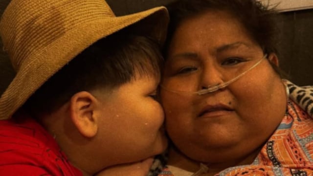 Muere la mamá de Iker, ‘El niño millonario’ del video de Karol G