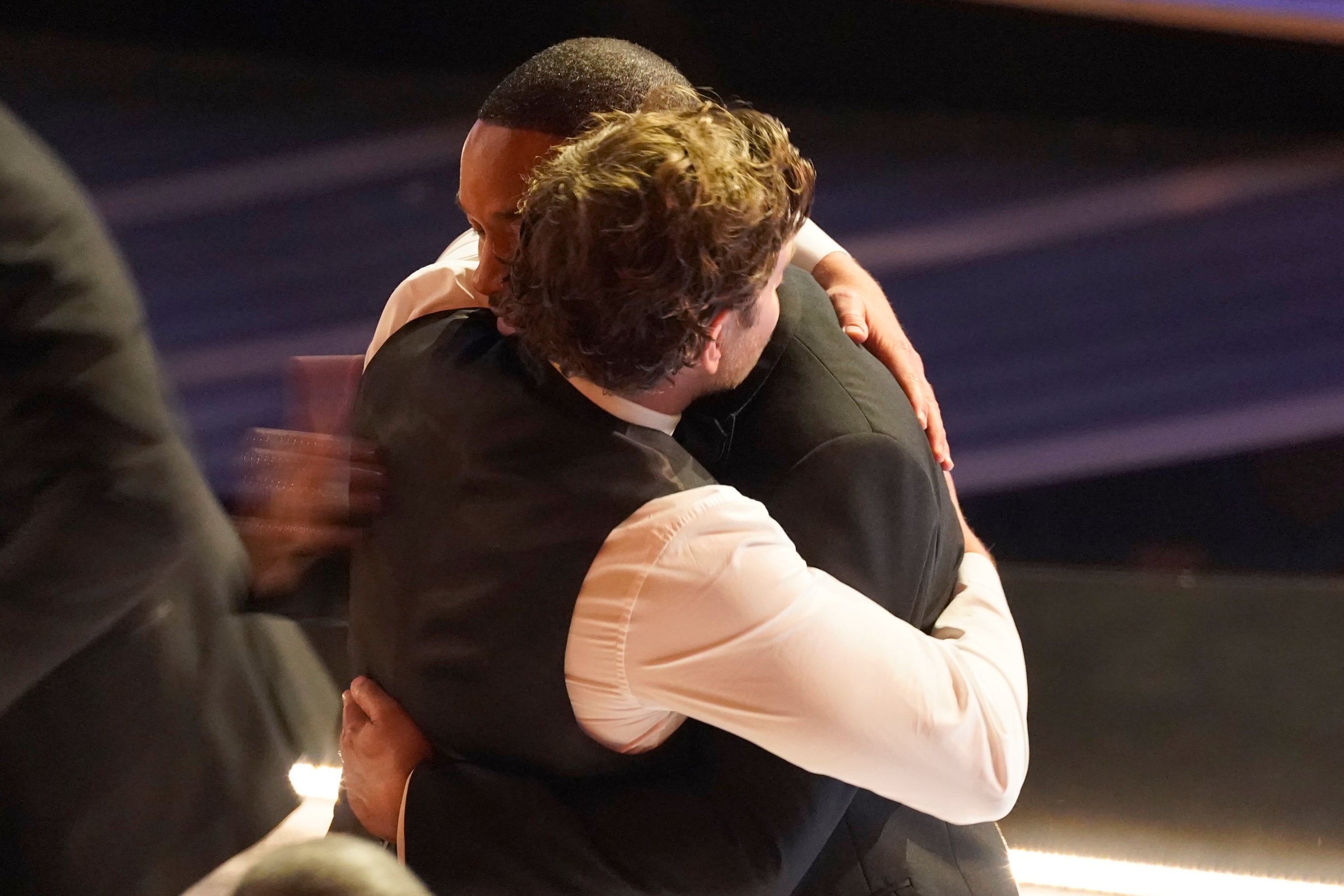 Bradley Cooper abraza a Will Smith en los Oscar 2022