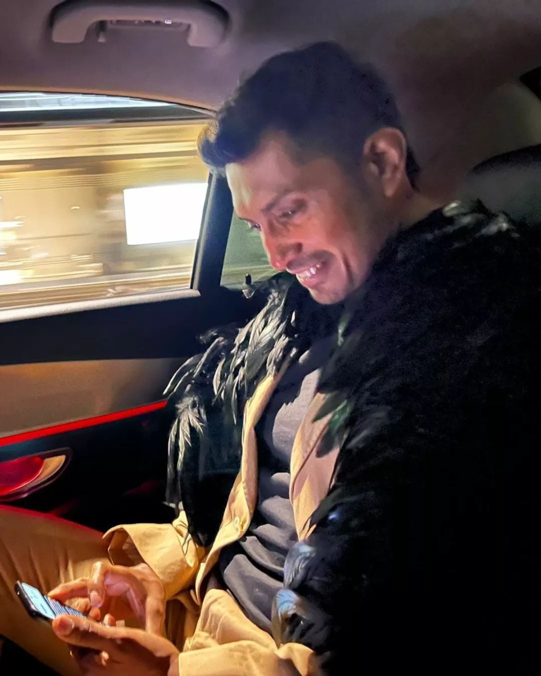 Tenoch Huerta luciendo capa emplumada de Paracho, Michoacán