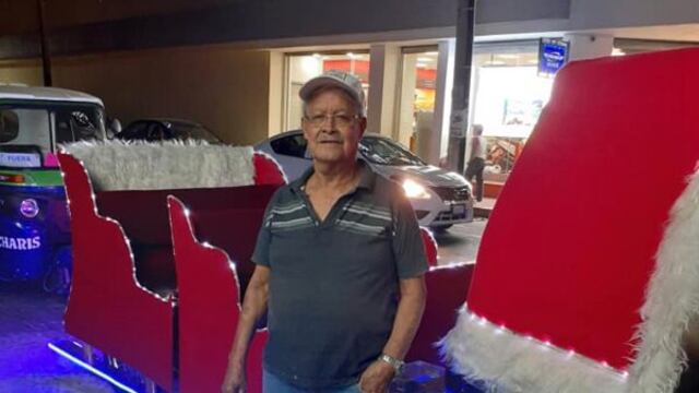 Un abuelito transformó su mototaxi en un lindo trineo.
