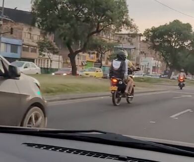 Está aprendiendo a manejar y lleva “escoltas”
