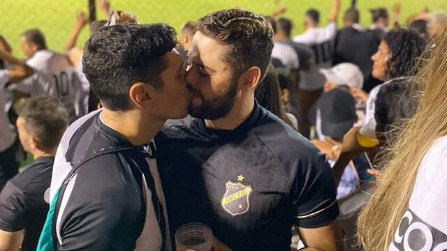 Fans del ABC festejan con beso el ascenso de su equipo