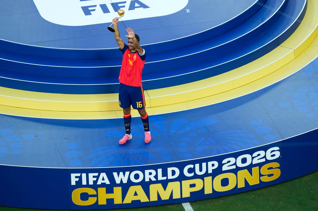 Sheinbaum entregó el Balón de Oro del Mundial 2026 a Rodri Hernández