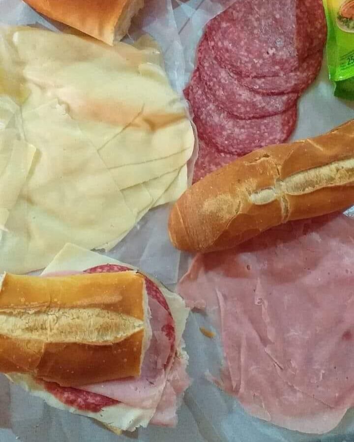 Sandwiches de mortadela y queso
