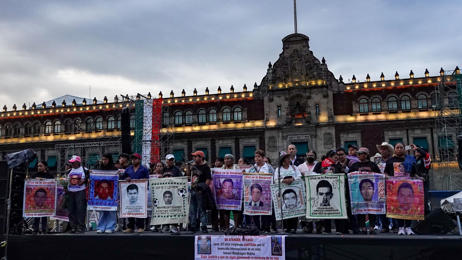“La vida se nos está acabando”: El mensaje de los padres de Ayotzinapa