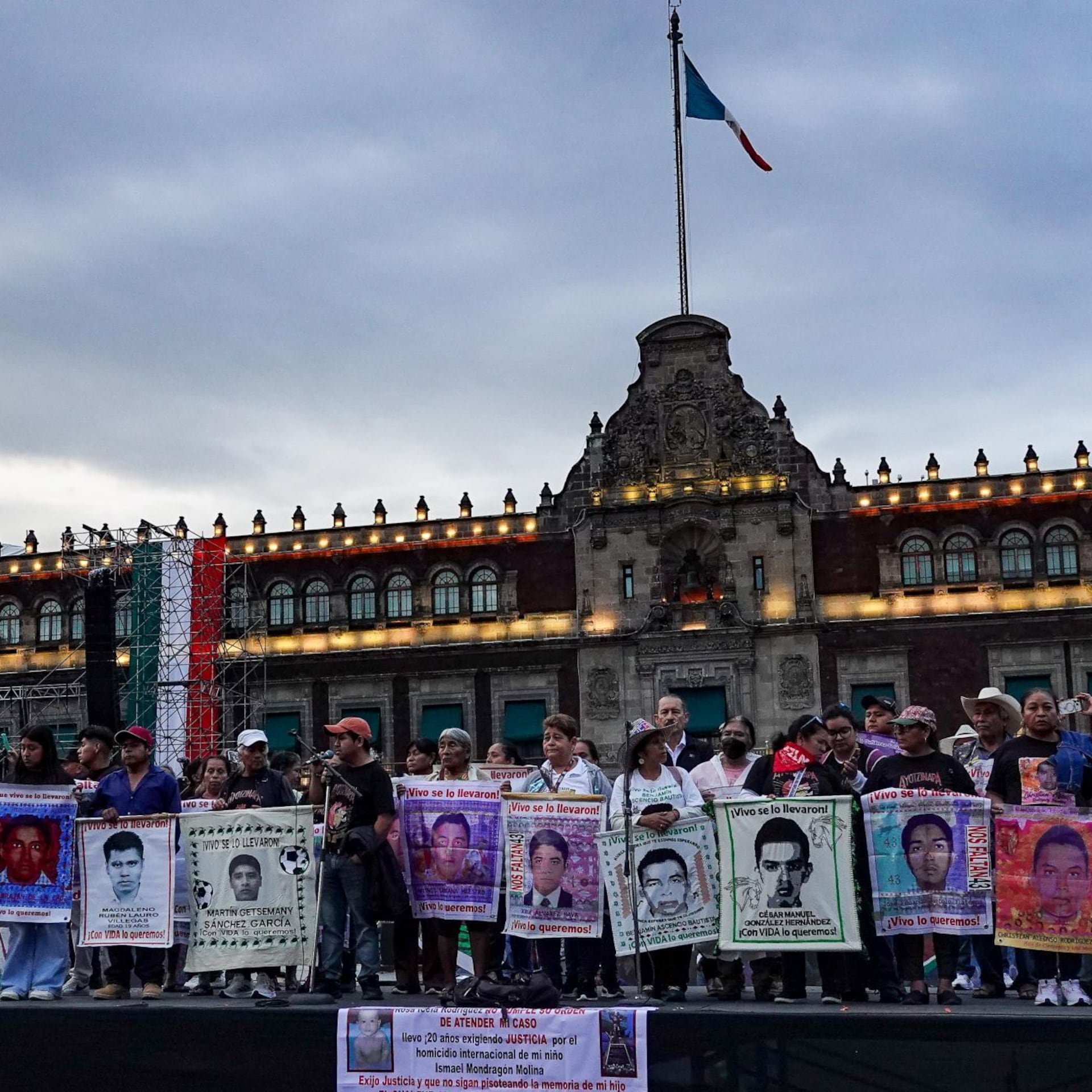 “La vida se nos está acabando”: El mensaje de los padres de Ayotzinapa