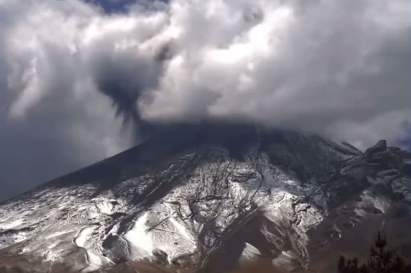 Exposición constante a la ceniza del Popocatépetl puede dañar la salud.