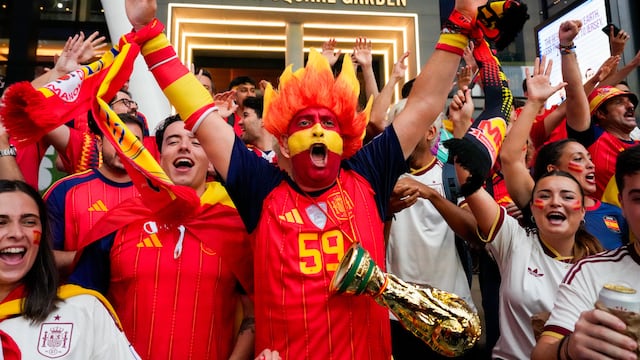 Times Square se divide en rojo y azul por final del Mundial 2026