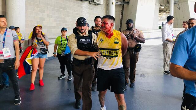 Minutos antes de comenzar la final de Colombia vs Argentina algunos hinchas intentaron ingresar a la fuerza y fueron capturados por la policía