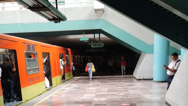 Servicio en Línea 8 del Metro CDMX se encuentra detenido