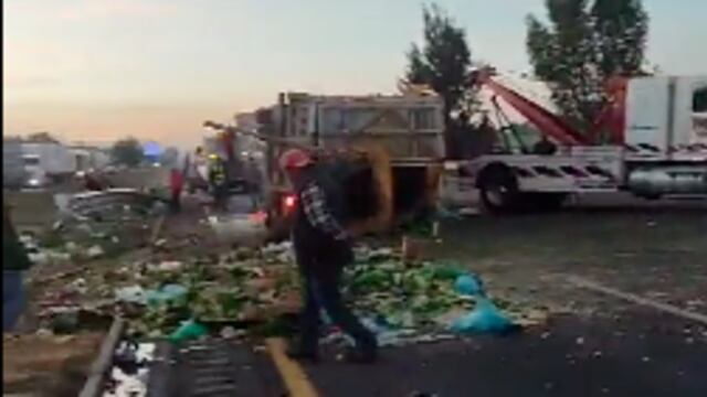 Volcadura de tracto camión en autopista México-Querétaro