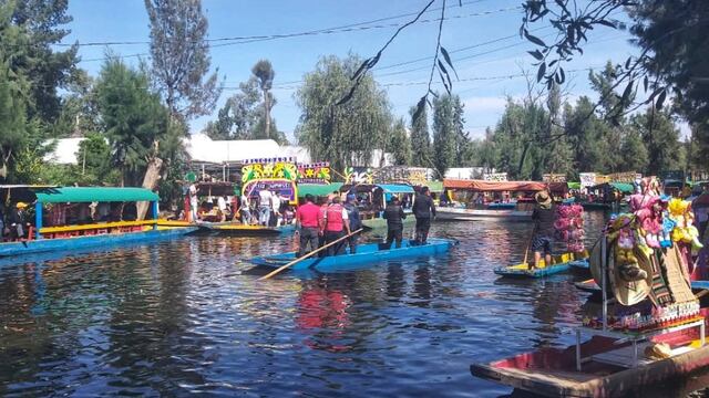Canal de Xochimilco. Joven cae de trajinera.