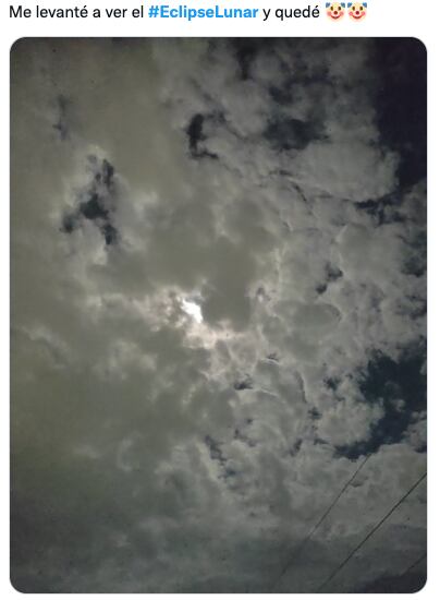 Memes "funan" a las nubes por tapar el eclipse lunar y la luna de sangre 2022