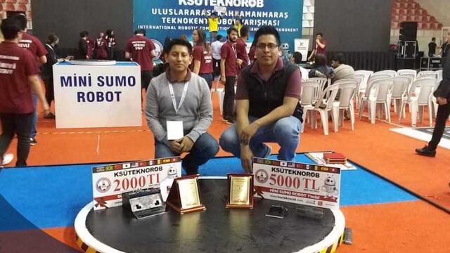 Luis Cortés Hernández y Adán de la Cruz Domínguez, del Tecnológico Nacional de México (TecNM), en el torneo de robótica KSÜ TeknoRob.