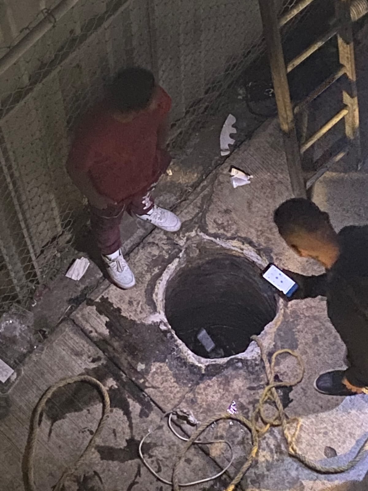 Fans de Zoé cayeron a coladera abierta por falta de alumbrado público