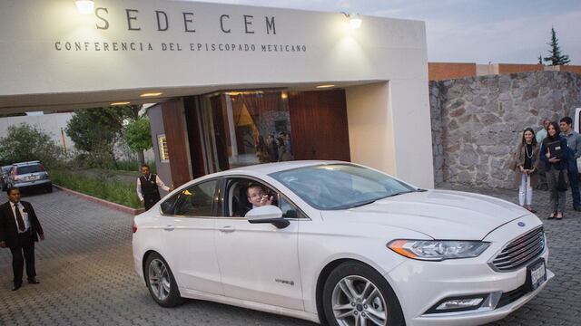 Ricardo Anaya saliendo de su reunión con la CEM