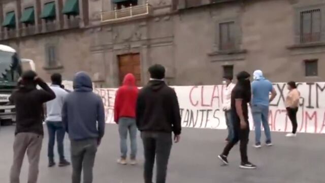 Normalistas protestan frente a Palacio Nacional previo a conferencia de Claudia Sheinbaum en el Zócalo CDMX hoy 11 de junio