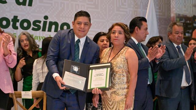Ricardo Gallardo entregó premios y estímulos en el Día del Maestro
