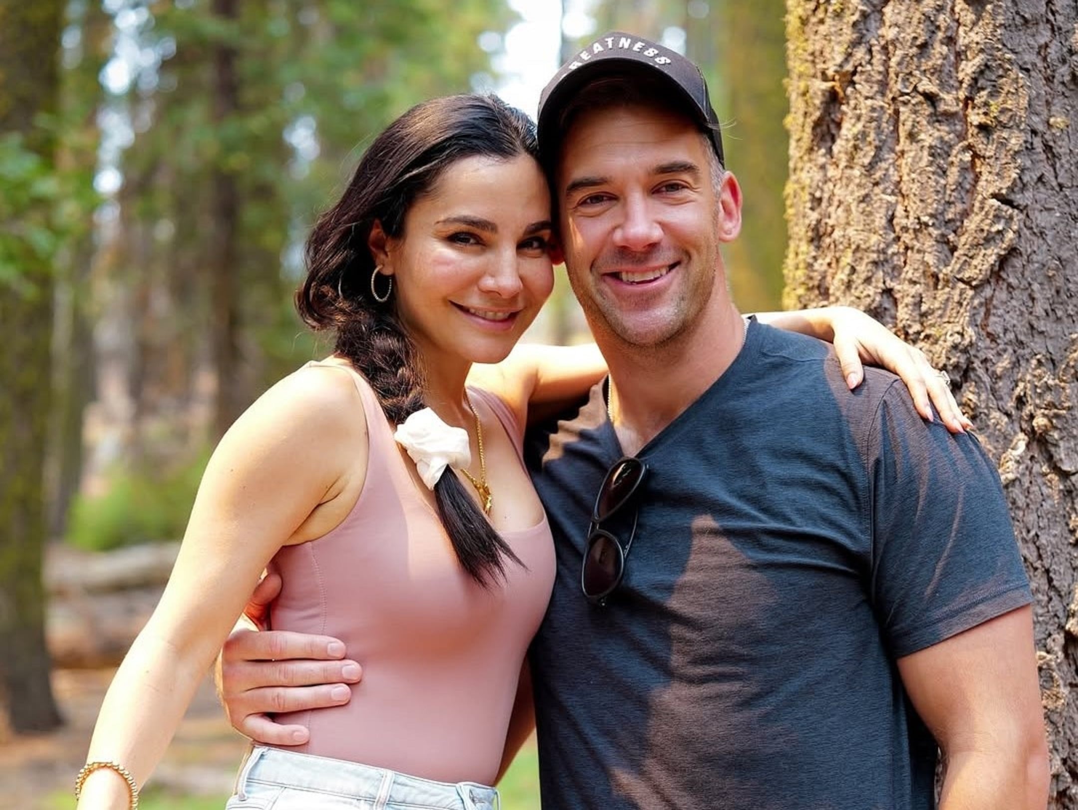 Martha Higareda y Lewis Howes.