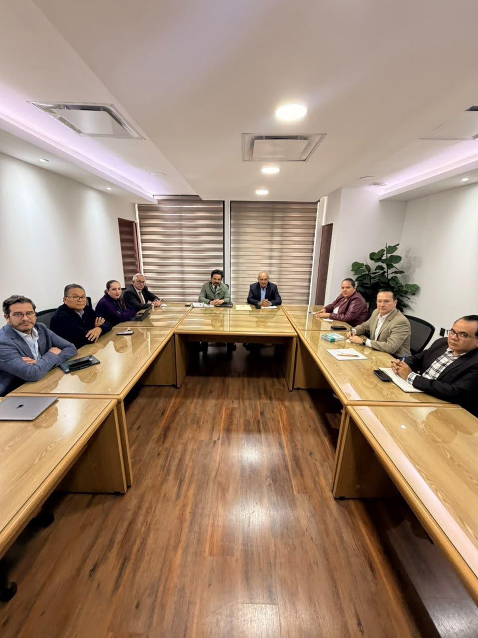 Zoé Robledo y Rafael Olivos analizan mejora salarial para trabajadores del IMSS