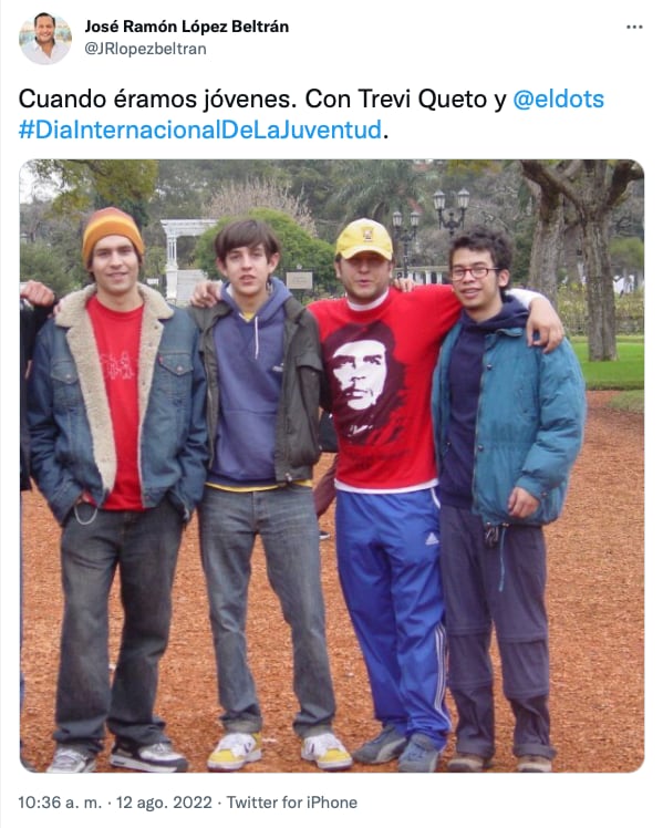 Tuit sobre la fotografía de la juventud revolucionaria de José Ramón López Beltrán/@JRlopezbeltran