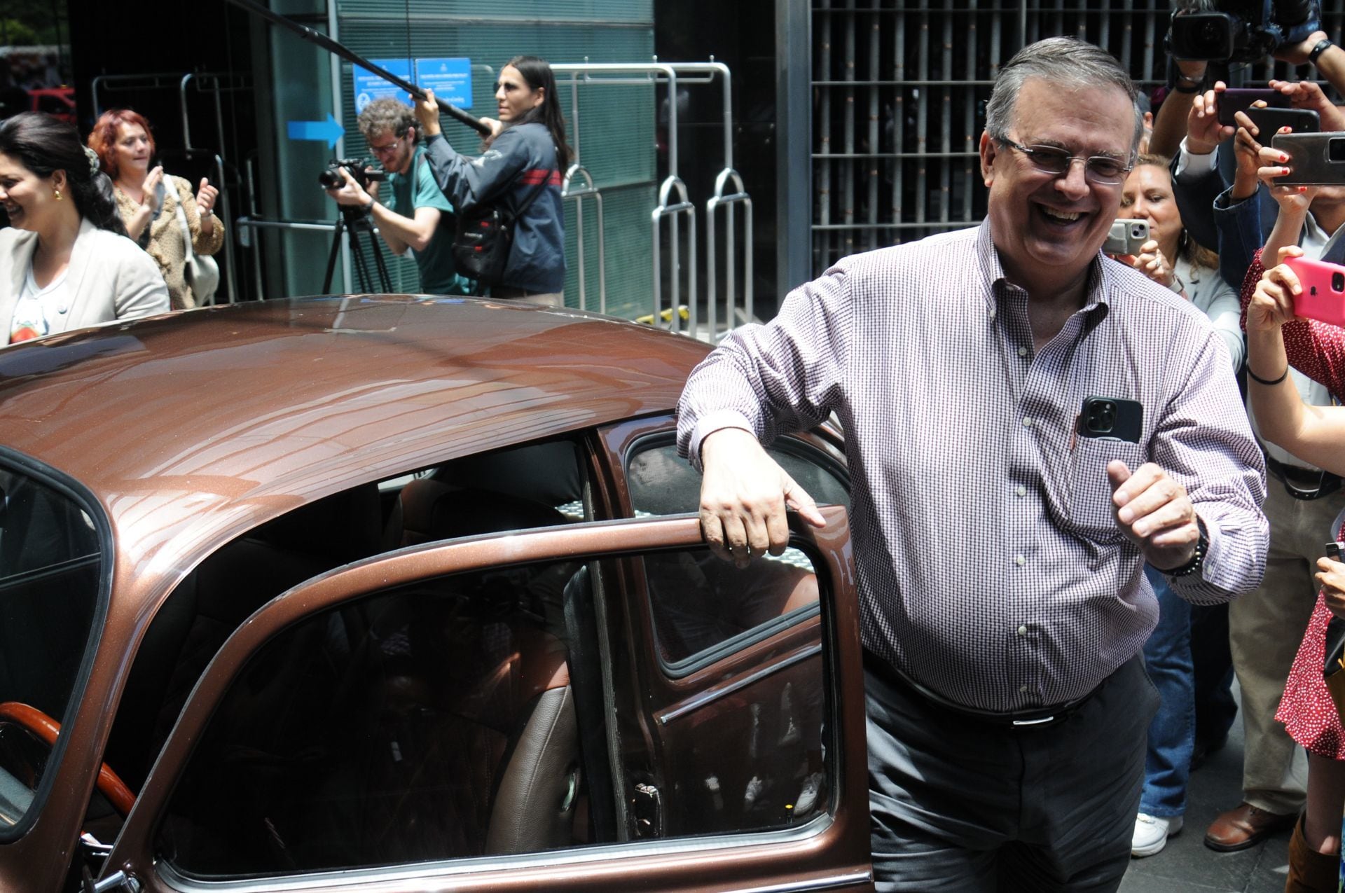 Marcelo Ebrard llegó a su conferencia abordo de su bocho eléctrico.