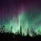 Tormenta solar G4 deja auroras boreales en los cielos de Europa y se ve increíble