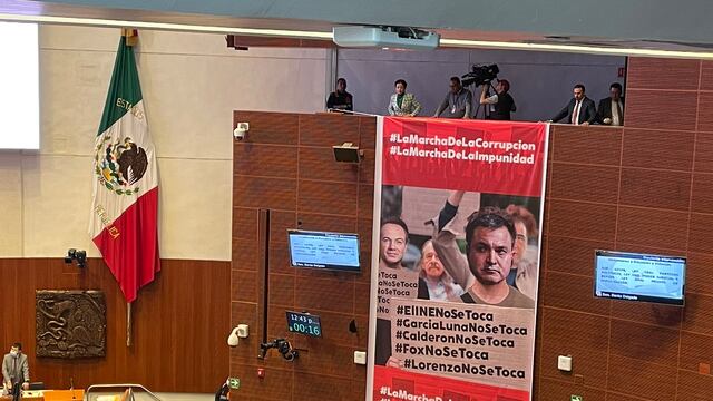 Morena despliega manta gigante de Genaro García Luna para criticar marcha en defensa del INE