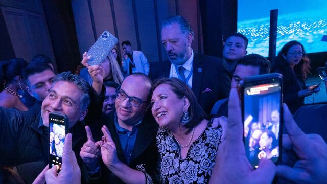 La precandidata a la presidencia por la coalición Va Por México (PAN, PRI, PRD), Xóchitl Gálvez, participó en un conservatorio con motivo de la cumbre de las 1000 Empresa más Importantes de México