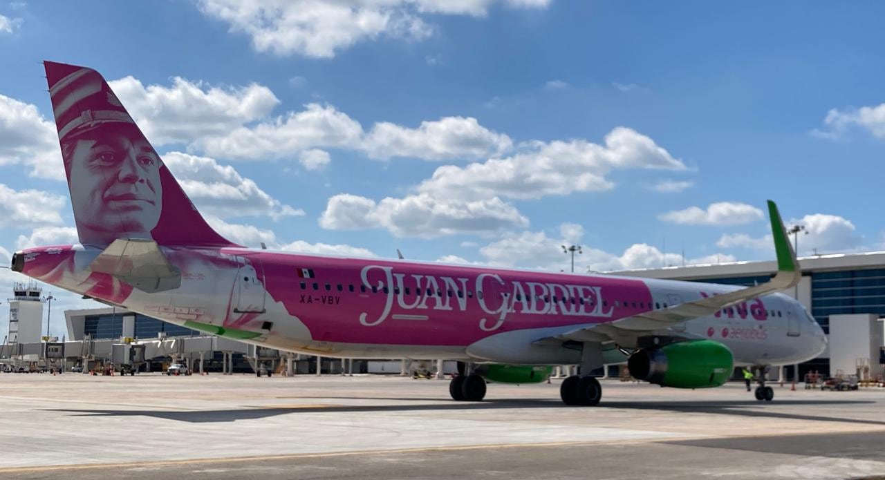 Avión de Viva Aerobus con imágenes alusivas al cantante Juan Gabriel